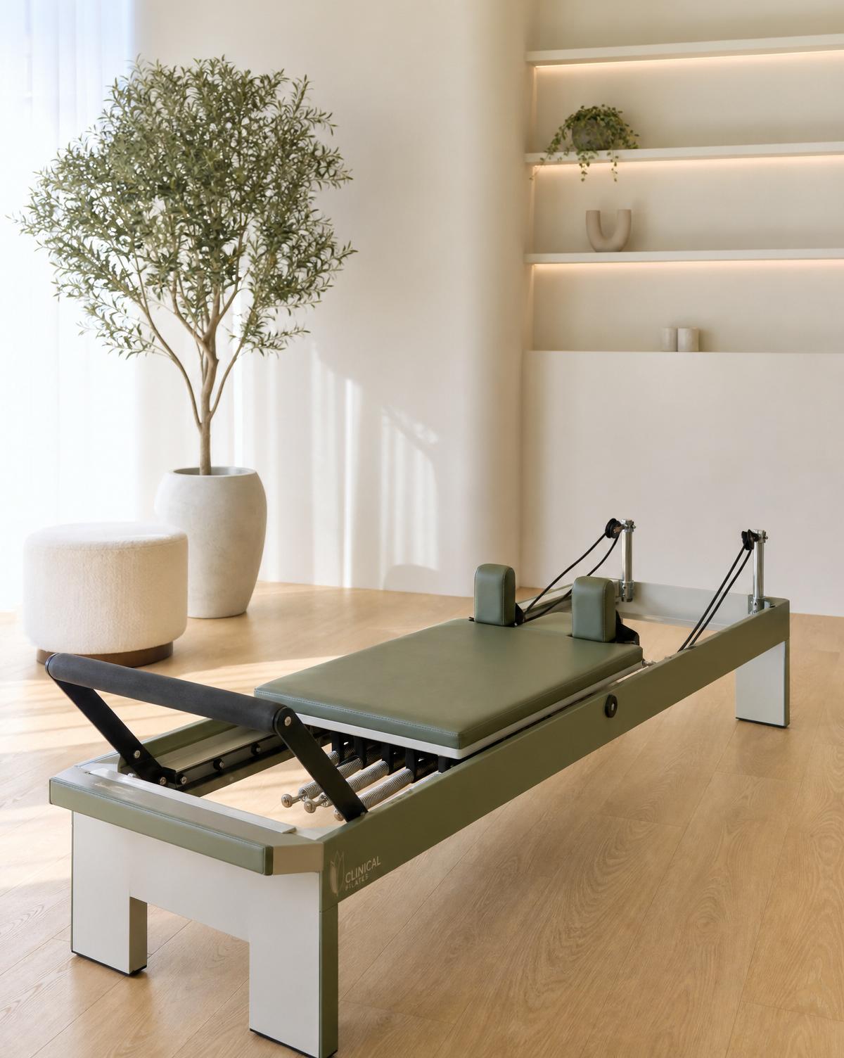 Reformer da Clinical Pilates in uno studio luminoso